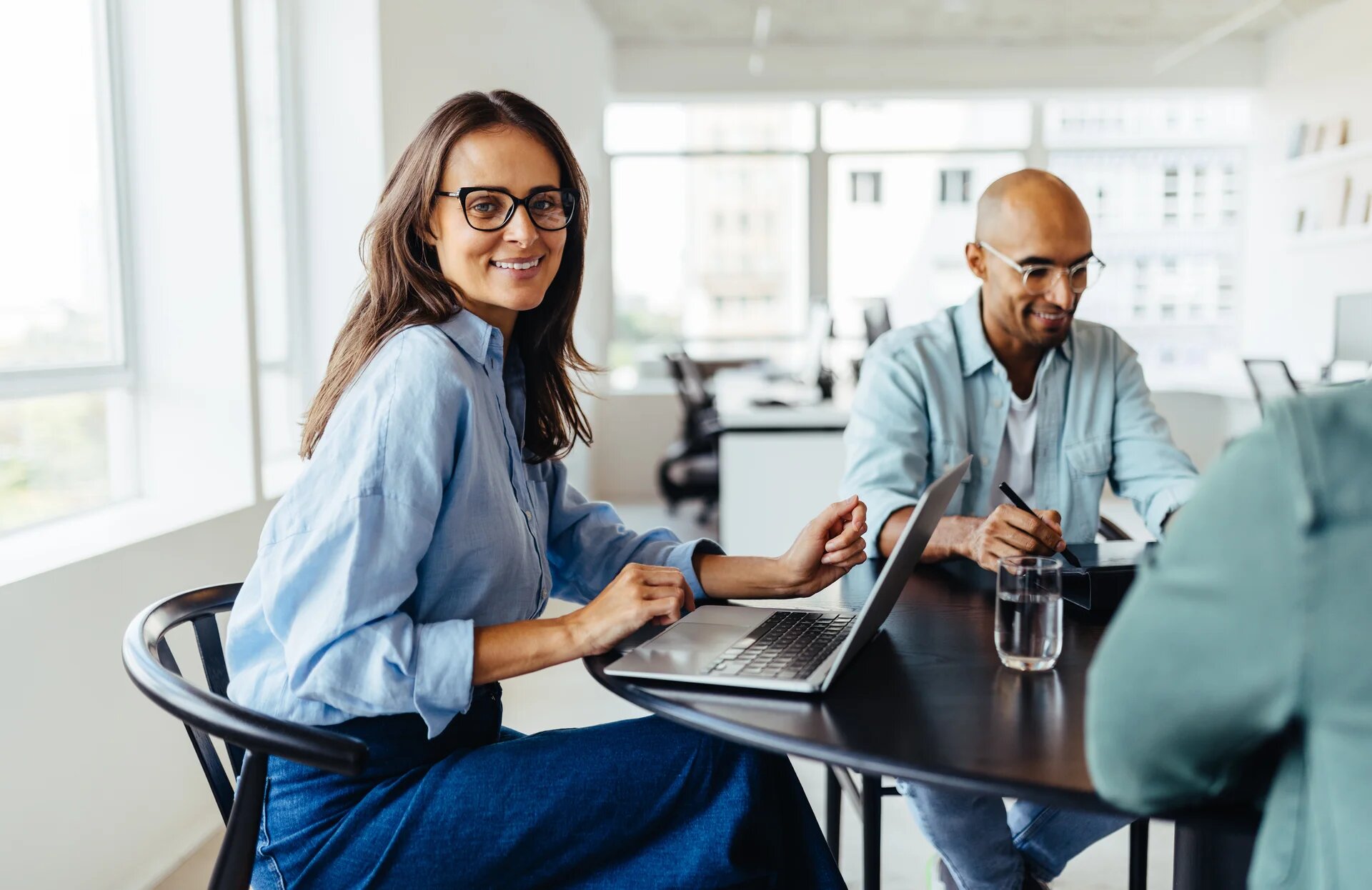 Personnes à un bureau
