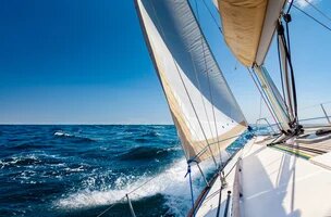 Pont et voiles d'un voilier sur l'océan