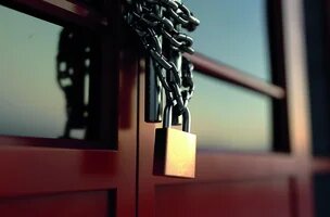 cadenas et chaîne sur une porte